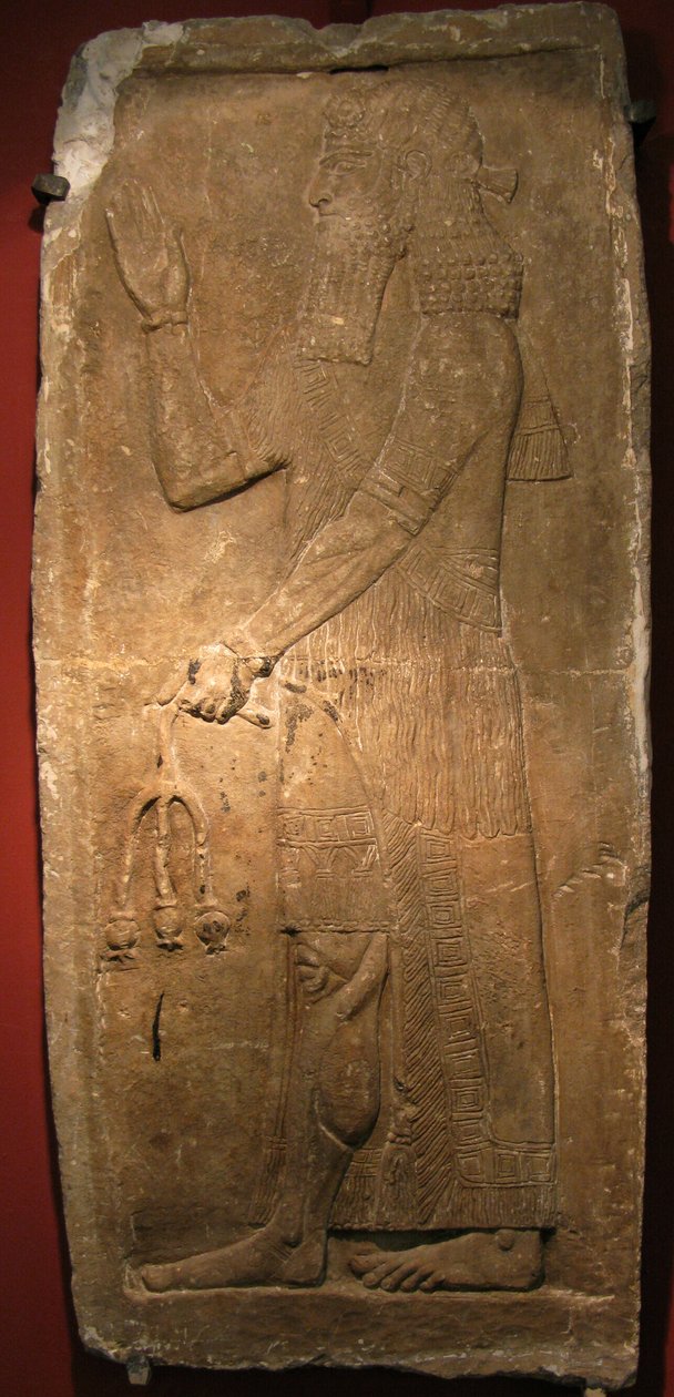 Priester met een tak van een granaatappelboom (detail) door Assyrian