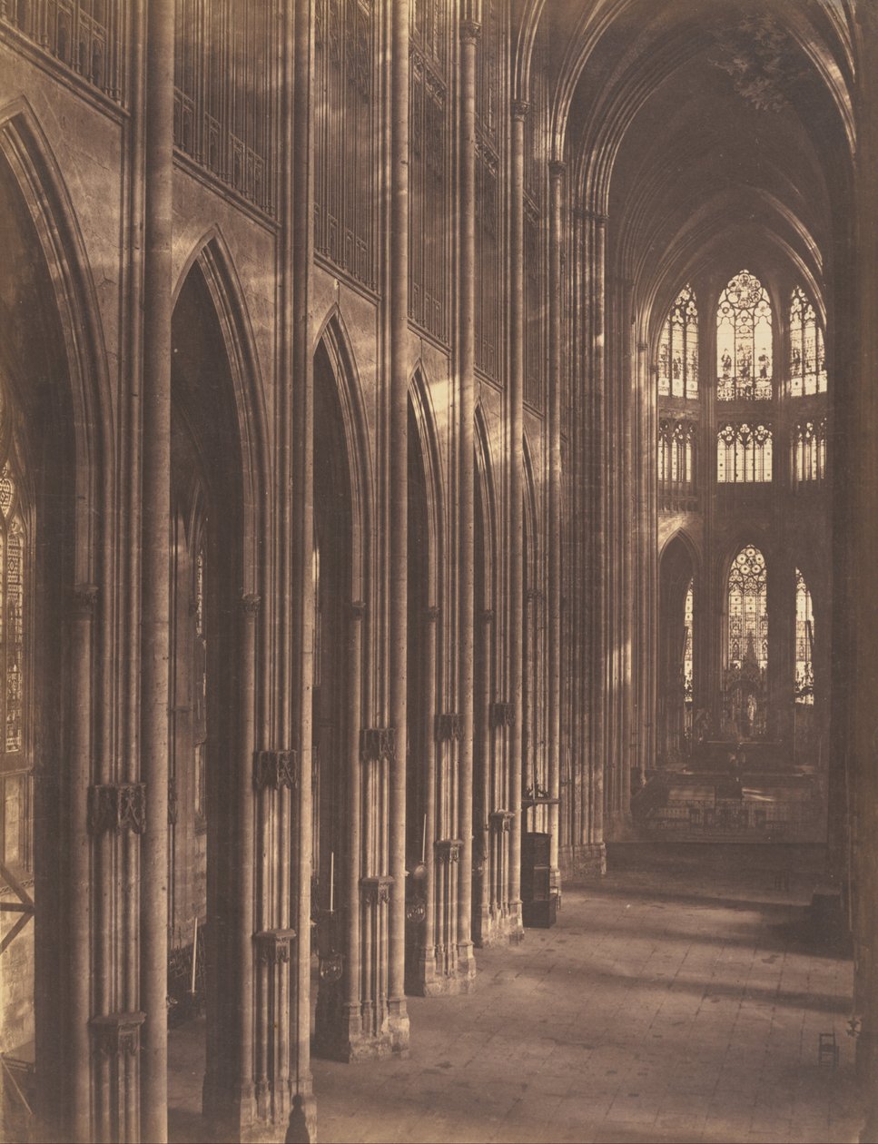 Rouen, interieur van de Saint-Ouen kerk door Auguste Rosalie Bisson