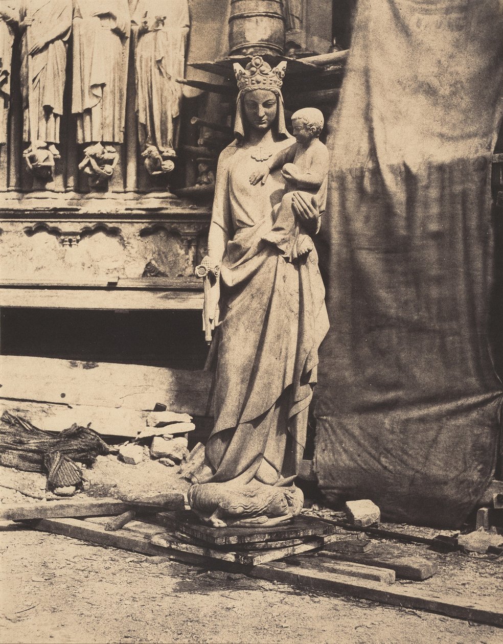 Madonna met kind, gebeeldhouwd door Geoffroy-Dechaume, kathedraal Notre-Dame, Parijs, ca. 1854 (foto) door Auguste Mestral