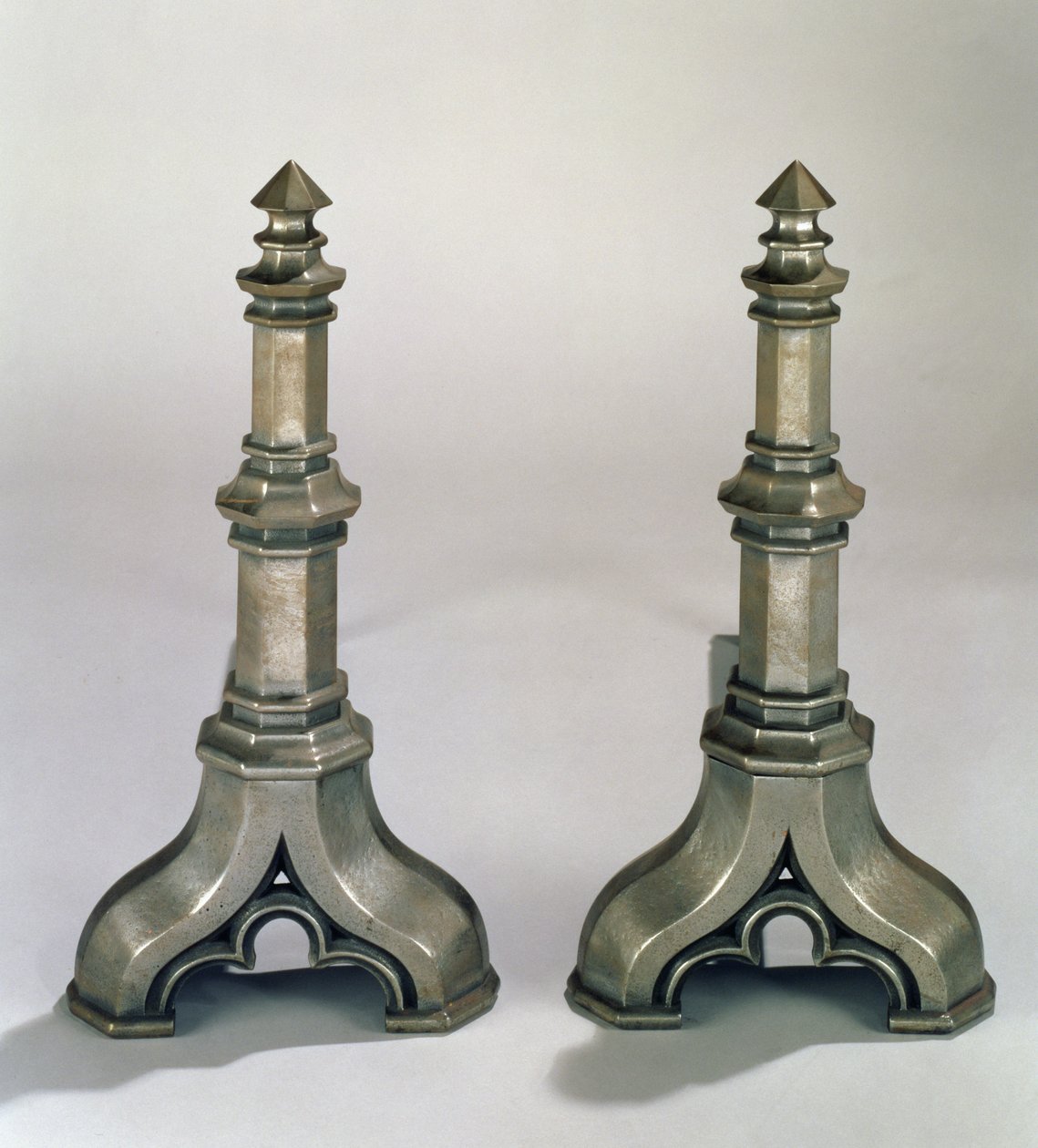 Paar gotische stijl andirons door Augustus Welby Northmore Pugin