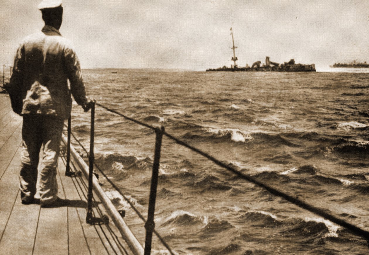 Uitzicht op het gestrande oorlogsschip van de Keizerlijke Duitse Marine Emden vanaf het kwartdek van H.M.A.S. Sydney, 10 november 1914 door Australian Photographer