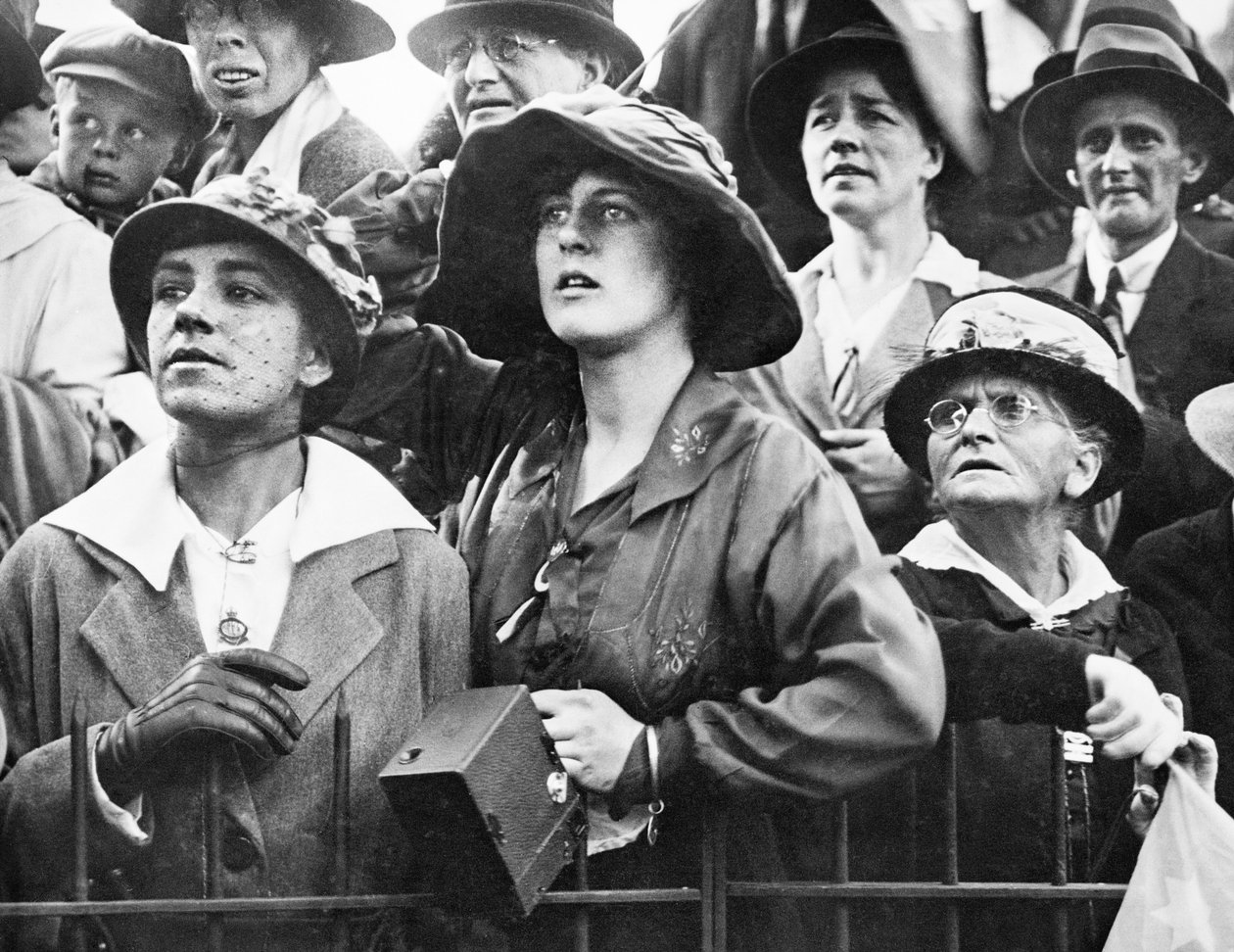 Een groep vrouwen in een menigte zijn een studie in uitdrukkingen bij het Anzac Buffet in Hyde Park waar familieleden wachtten om hun geliefden, waaronder enkele gewonden, te verwelkomen terwijl de auto