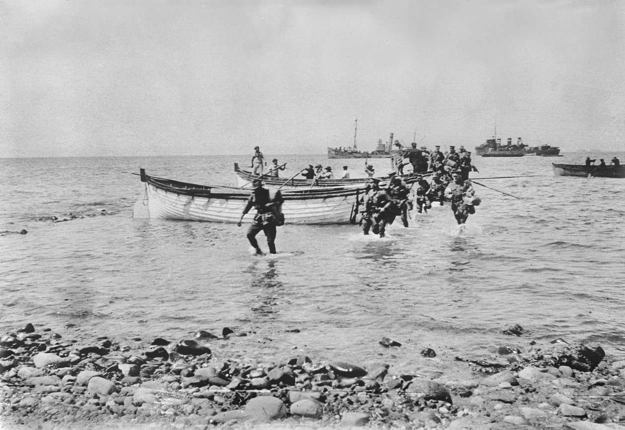 Australische soldaten die door het water waden terwijl ze aan land komen bij Anzac Cove, Gallipoli op 25 april 1915 na te zijn vervoerd in landingsboten vanaf grotere schepen op de achtergrond, 25 april 1915 door Australian Photographer