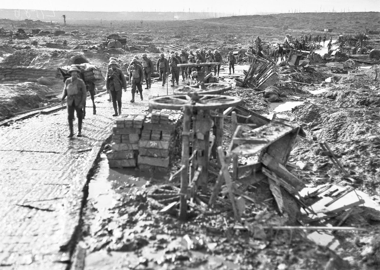 Australische troepen die langs het pad naar Idiot Corner, bij Westhoek Ridge, in de Ypres sector, 28 oktober 1917 door Australian Photographer