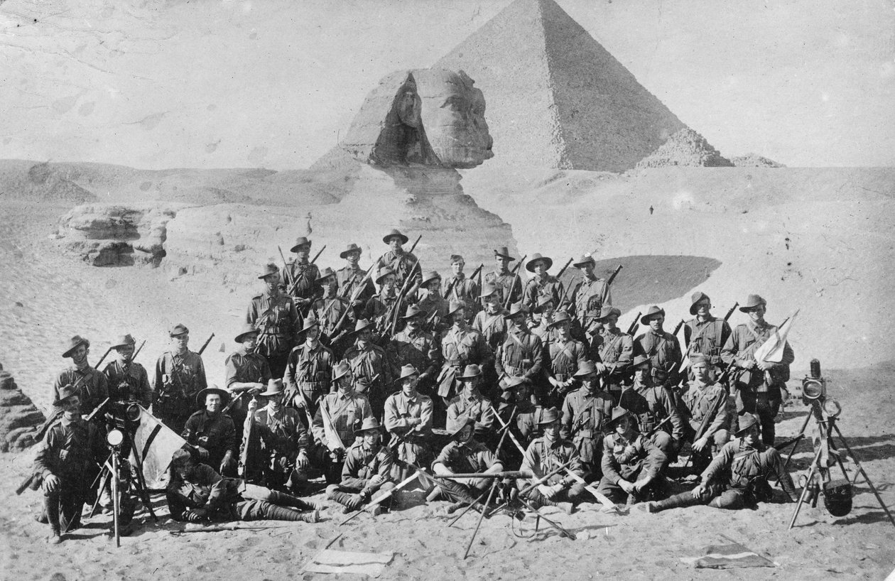 Informele groepsportret van een Australian Infantry Signal School voor de Sfinx en de Piramide. Seinapparatuur op de voorgrond, ca. 1915 door Australian Photographer