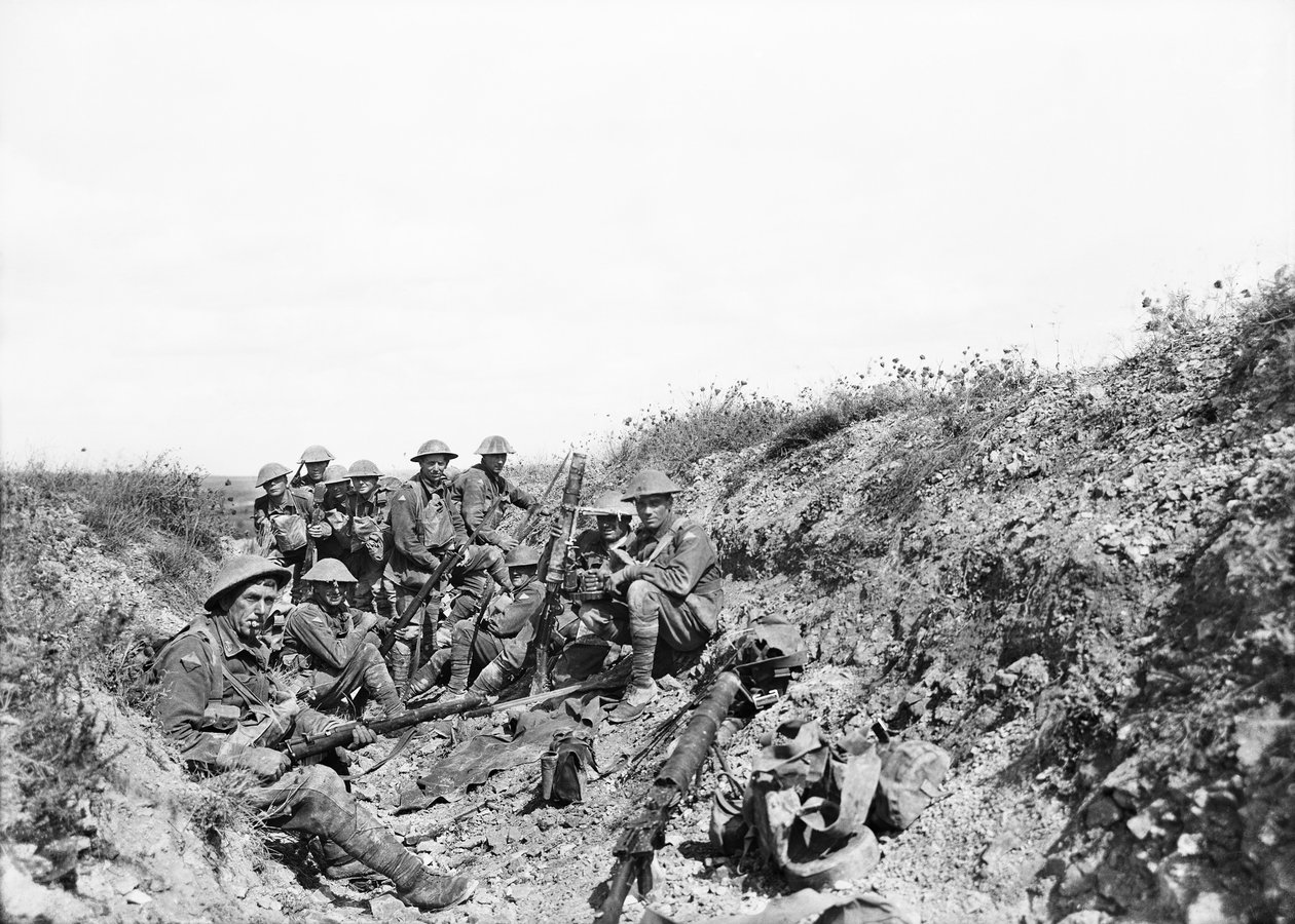 Luitenant A. V. Sedgwick MC en enkele van zijn groep van het 24th Battalion, wachtend op het opheffen van de artilleriebarrage op Mont St Quentin, gefotografeerd enkele minuten voor het verlaten van de loopgraaf door Australian Photographer