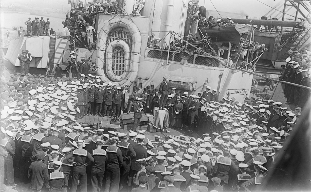 Zeelieden verzamelen zich rond de Australische premier The Hon William Morris (Billy) Hughes terwijl hij hen toespreekt op het dek van HMAS Australia in de scheepswerf in Devon, Engeland, 21 mei 1916 door Australian Photographer