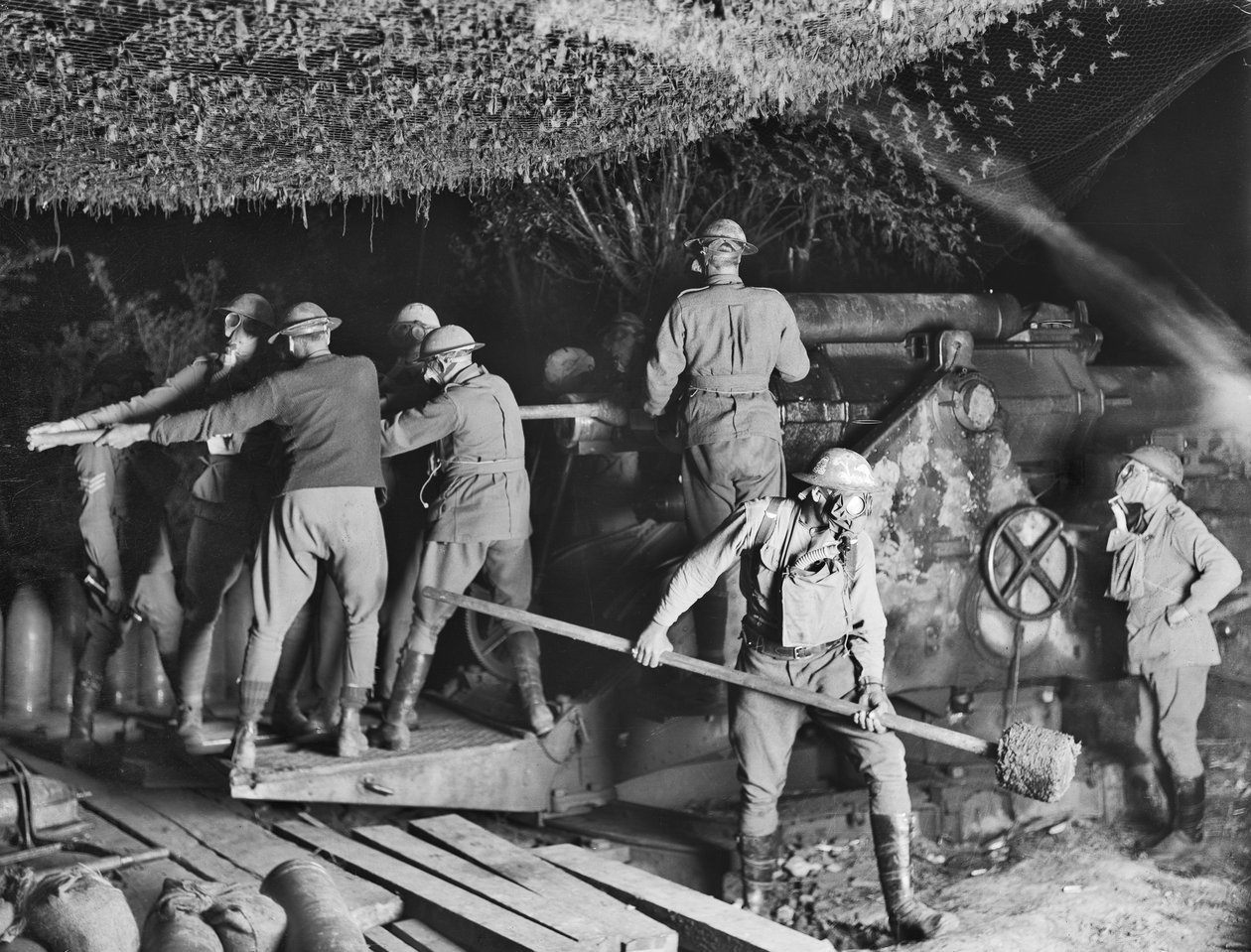De 2nd Australian Siege Battery (55th Australian Siege Artillery Battery) werkend aan een 9,2 inch houwitser in hun gasmaskers tijdens een aanval bij Voormezeele, 15 september 1917 door Australian Photographer