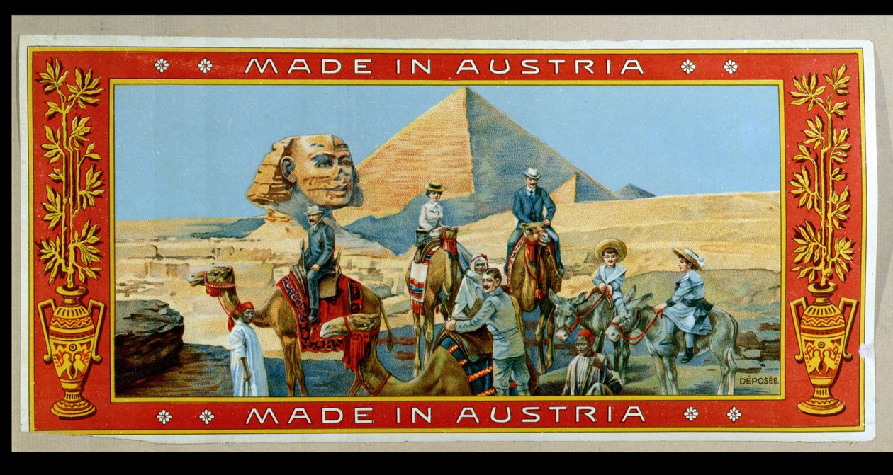 Toeristen bij de piramides in Egypte, etiket van een fezdoos, c.1914 door Austrian School