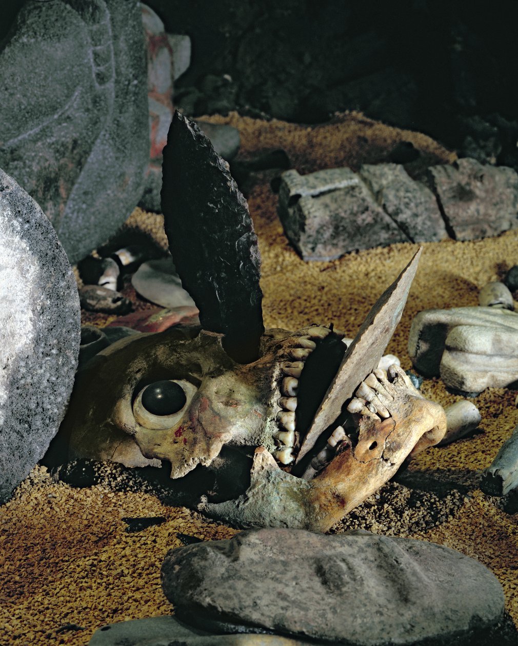 Schedel met vuurstenen messen in mond en neus (detail) door Aztec