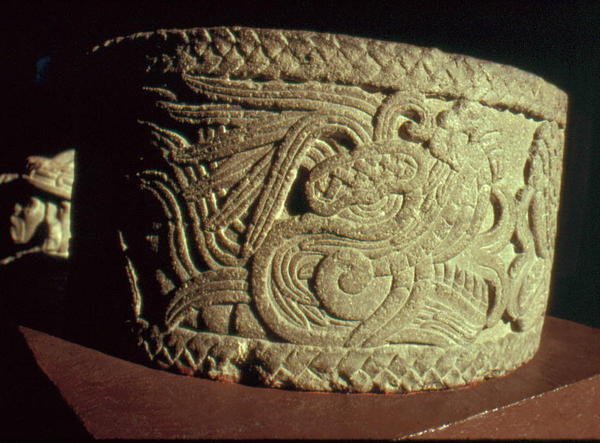 Urn met Gevederde Slang door Aztec