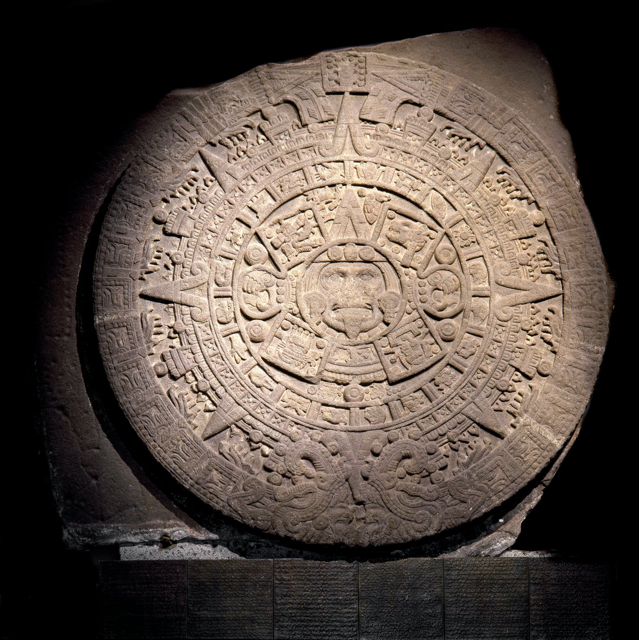 Precolumbiaanse beschaving: de Azteekse kalender (Zonnesteen): 3 m diameter stenen schijf die de Azteekse kalender en kosmogonie voorstelt, in het midden de zonnegod Tonatiuh, afkomstig uit Tenochtitlan - Mexico-Stad, nationaal antropologiemuseum door Aztec Aztec