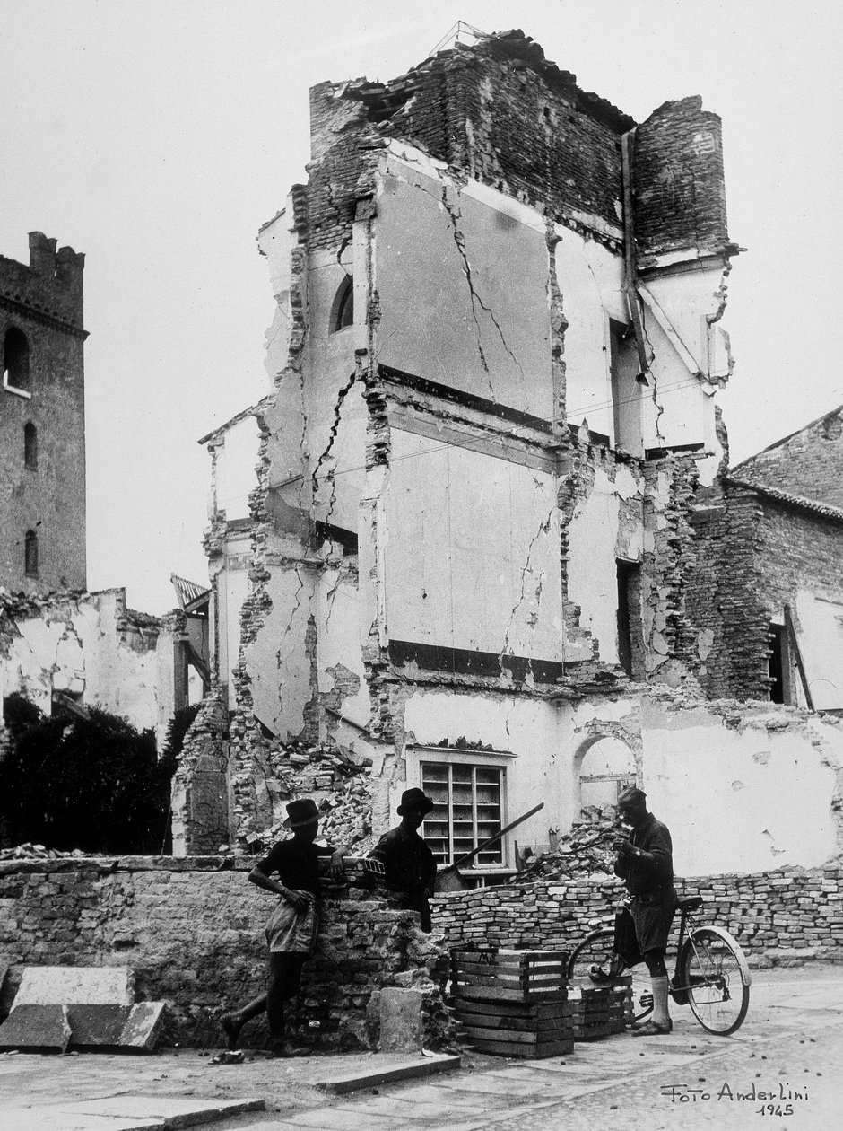 De bombardementen van Sermide. Drie mensen voor een groep gebombardeerde huizen door Baccarini and Porta