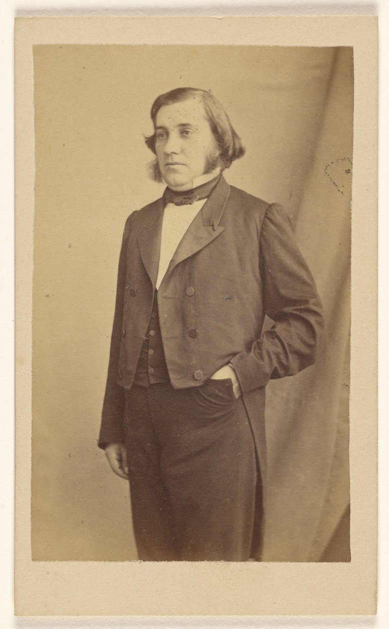 [Ongeïdentificeerde man met schaapsvacht, staand]. door Bailly and Maurice