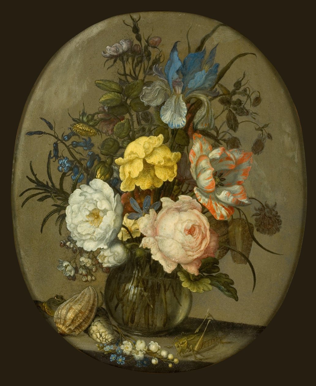 Bloemen in een glazen vaas met daarnaast schelpen en een insect door Balthasar van der Ast