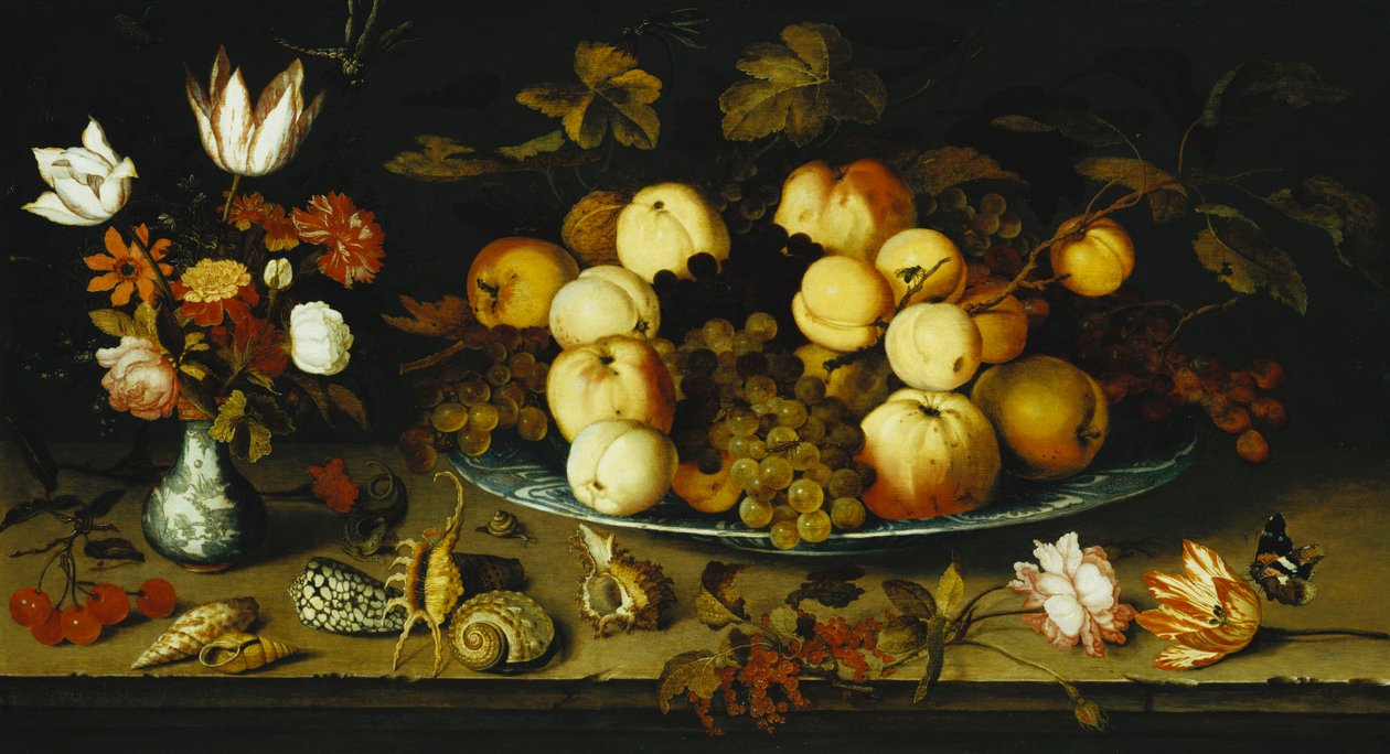 Fruit op een Schotel, Bloemen in een Wanli Kraak Porselein Vaas, Takjes Kersen en Rode Bessen, Zeeschelpen, een Roos, een Tulp, een Anjer, een Hagedis, een Slak en een Atalanta op een Stenen Rand, Libellen Boven, 1626 door Balthasar van der Ast