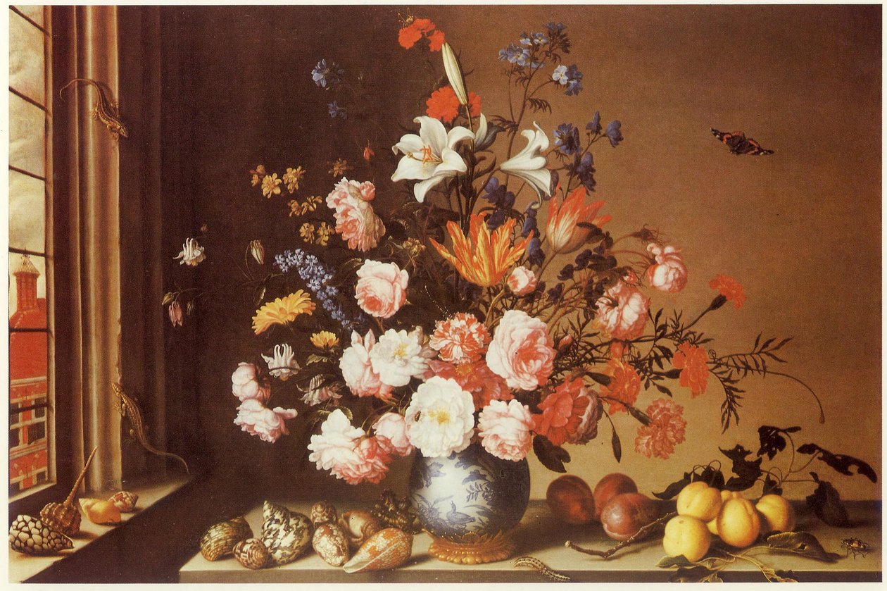 Interieur met groot boeket, schelpen, vruchten en hagedissen door Balthasar van der Ast