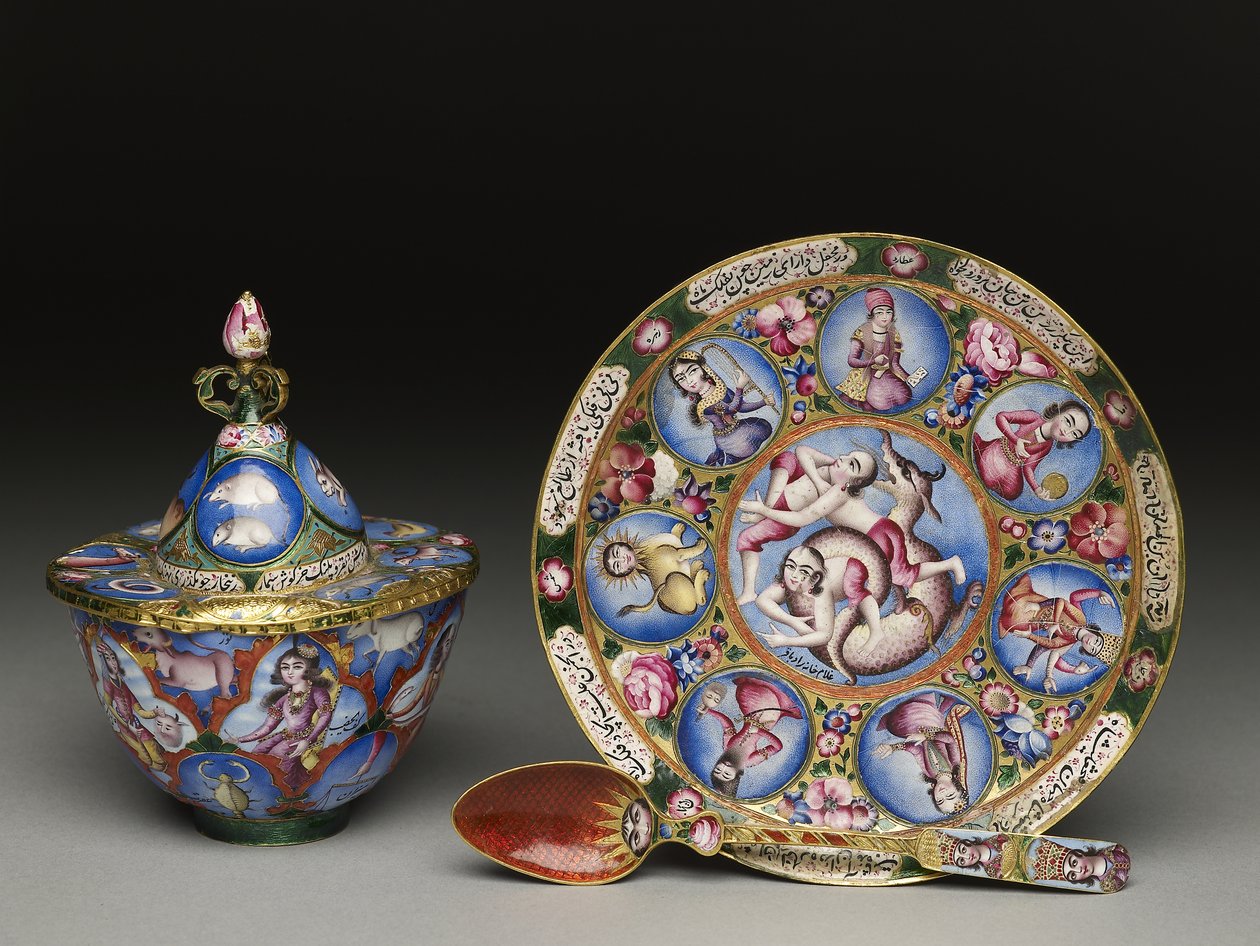 Kom met deksel, schotel en lepel met astrologische decoratie, vroege 19e eeuw door Baqir