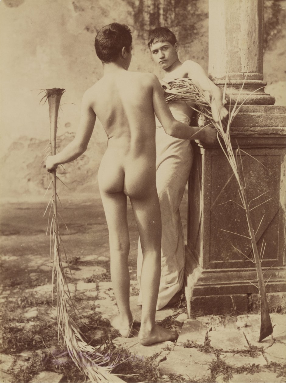 Twee Jonge Mannen met Palmbladeren door Baron Wilhelm von Gloeden
