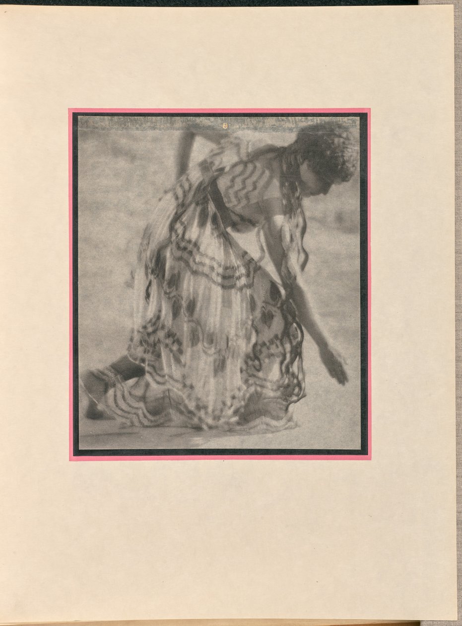[Danseres als nimf, buigt]. door Baron Adolf De Meyer