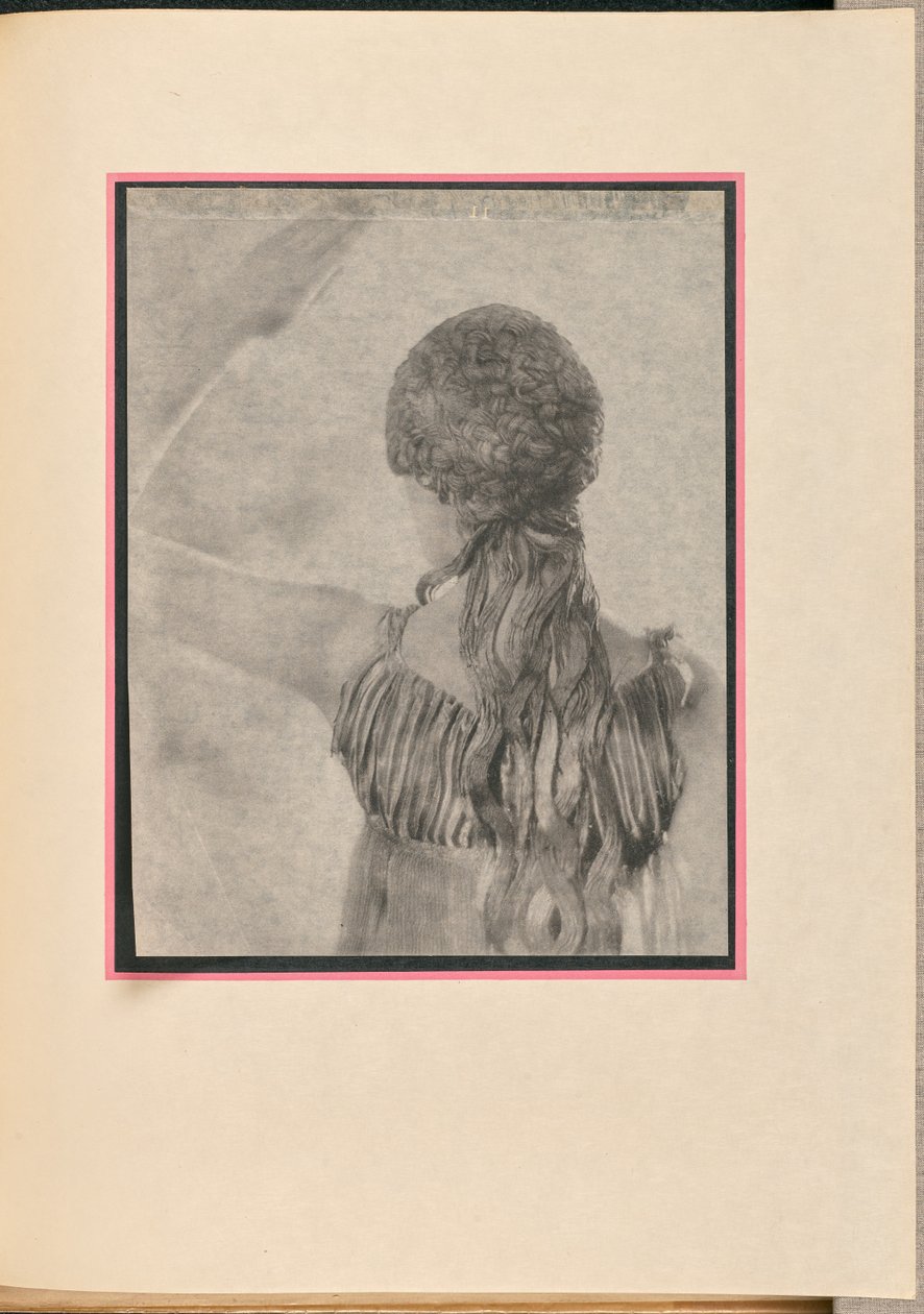 [Vrouwelijke danseres als een nimf, van achteren gezien]. door Baron Adolf De Meyer