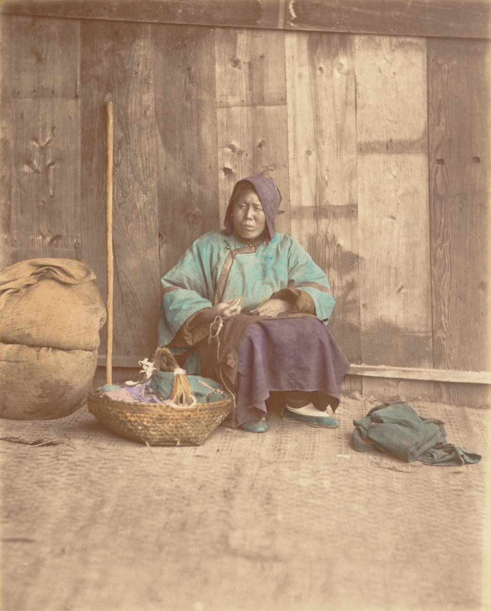 [Chinese vrouw zittend met mand] door Baron Raimund von Stillfried