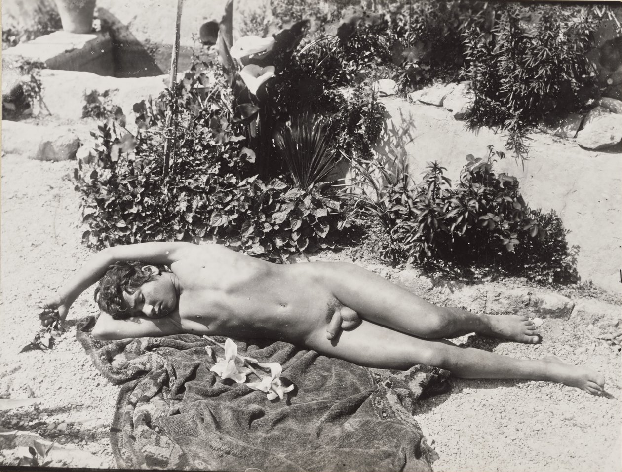 [Liggende naakte jonge man]. door Baron Wilhelm von Gloeden