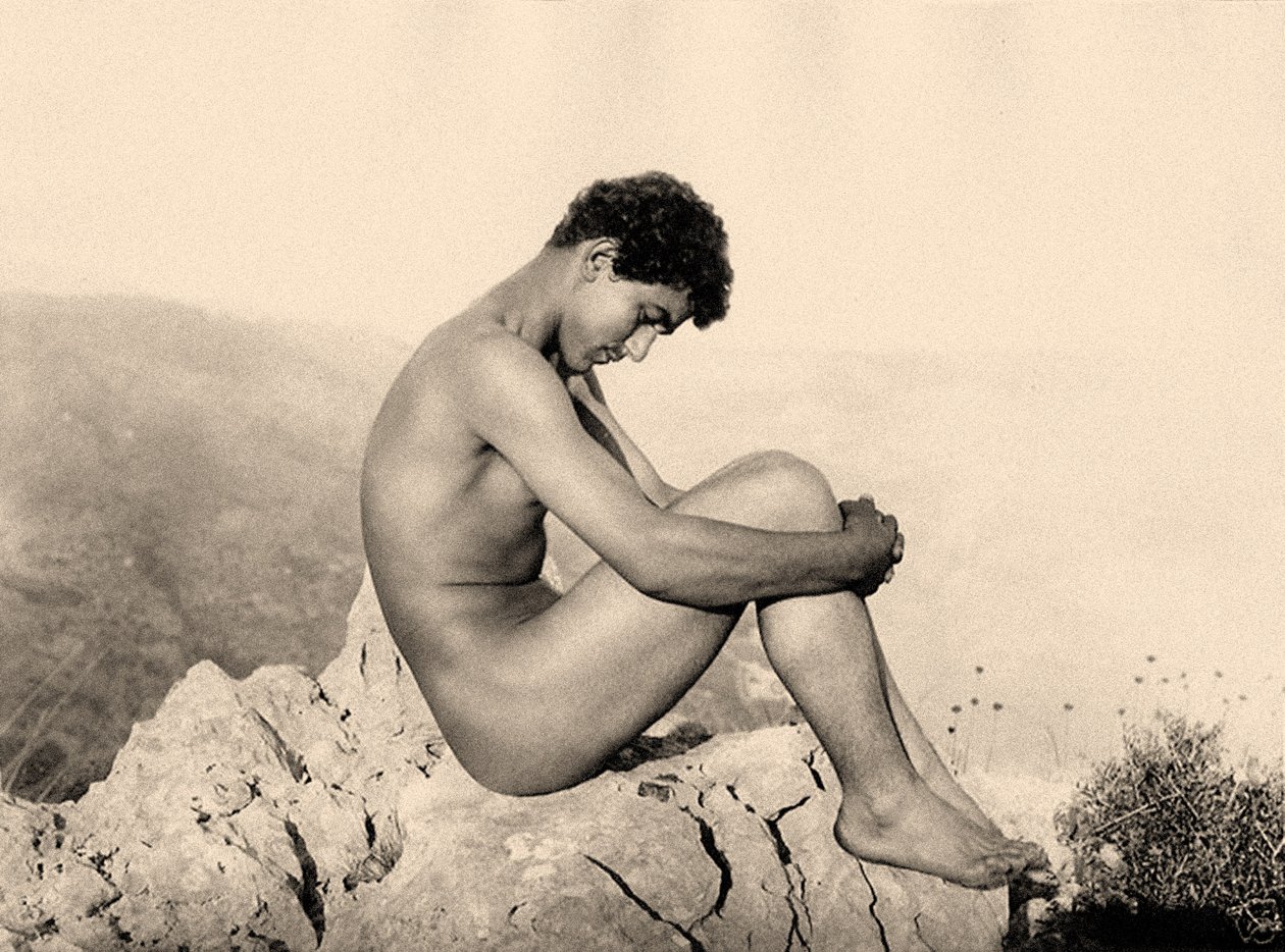Studie van een mannelijk naakt op een rots, Taormina, Sicilië, c.1900 door Baron Wilhelm von Gloeden