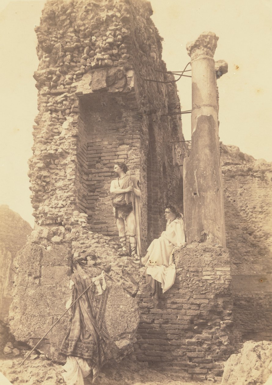 [Twee mannen in kostuum bij ruïnes] door Baron Wilhelm von Gloeden