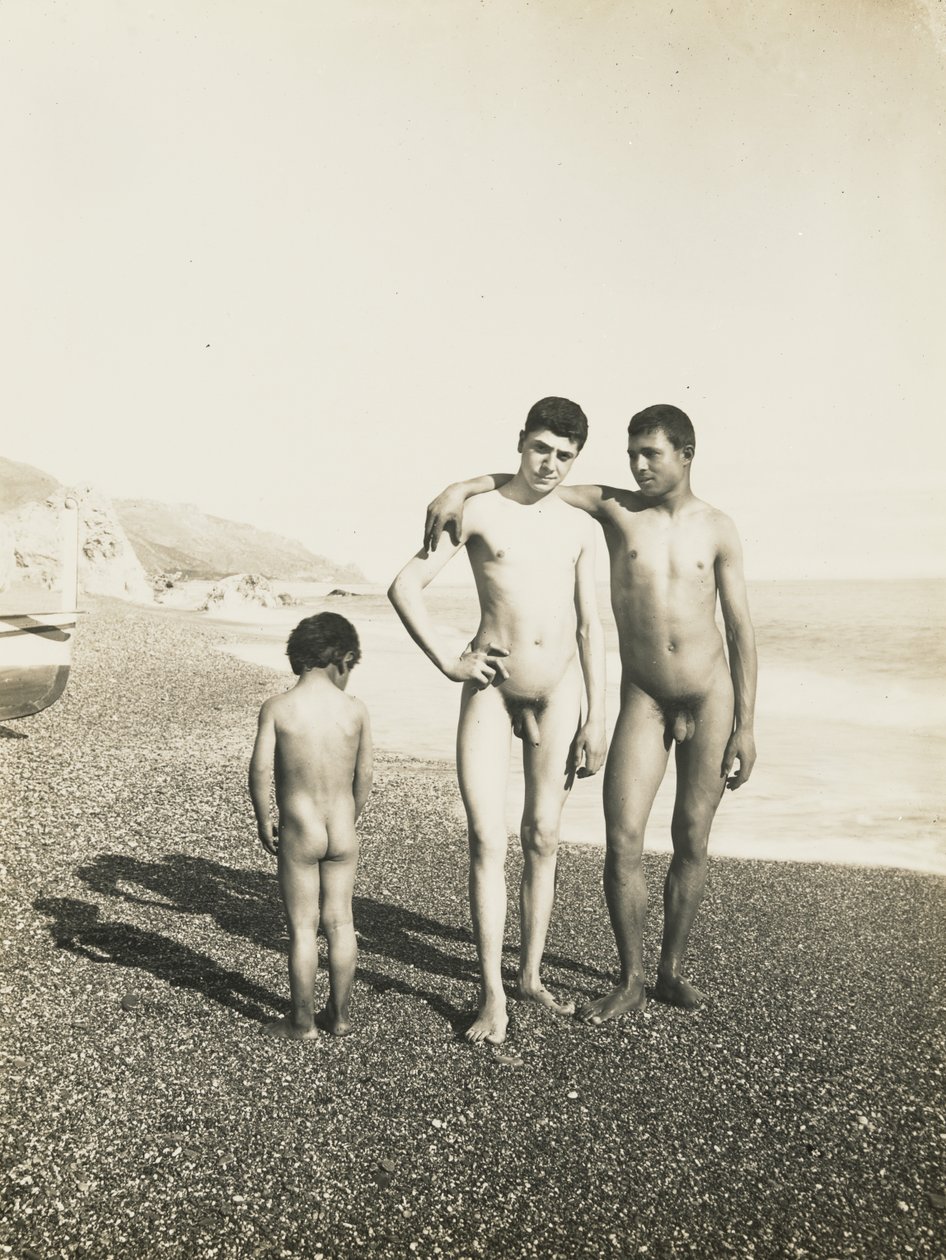 Twee jongemannen en een jongen op het strand door Baron Wilhelm von Gloeden