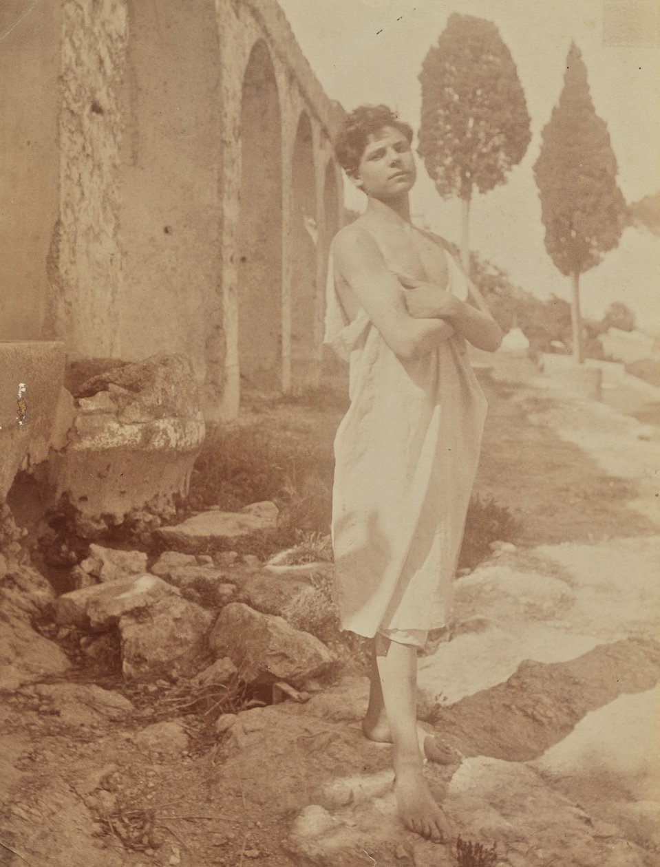 [Jonge man poserend in een Grieks theater] door Baron Wilhelm von Gloeden