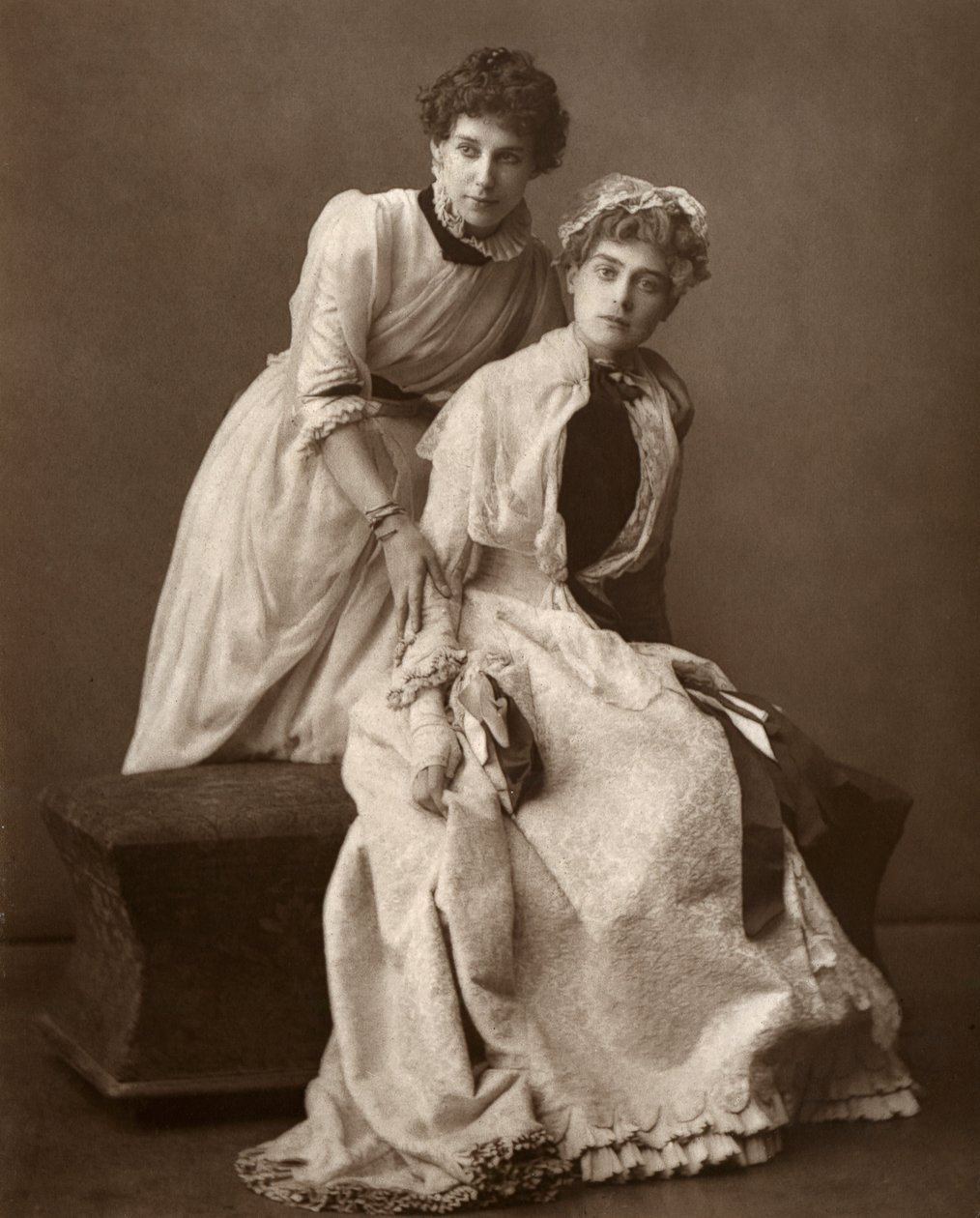 Britse actrices Eweretta Lawrence en Grace Otway in On Change, 1886 door Barraud