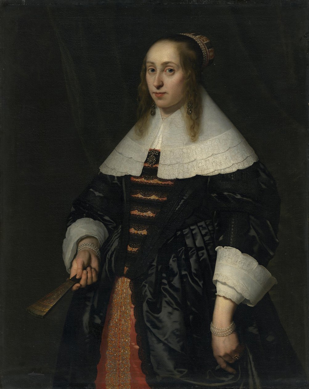 Portret van een vrouw in een zwart satijnen gewaad door Bartholomeus van der Helst