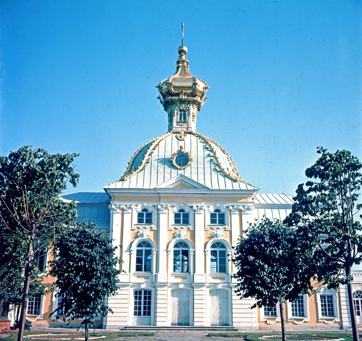 Uitzicht op het Noordpaviljoen van het Grote Zomerpaleis, gebouwd in 1750 door Bartolomeo Franceso Rastrelli