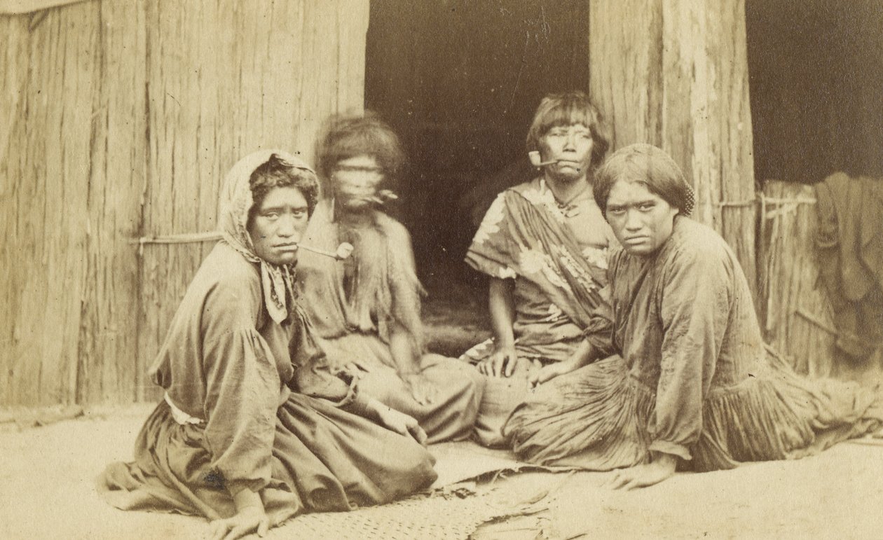 Groep Maori-vrouwen buiten een Whare, c.1865 door Batt and Richards