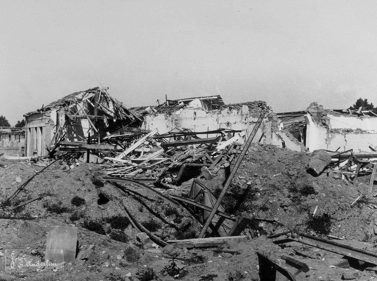 De bombardementen van Sermide: gebouwen beschadigd tijdens de Tweede Wereldoorlog door Bayard and Bertall