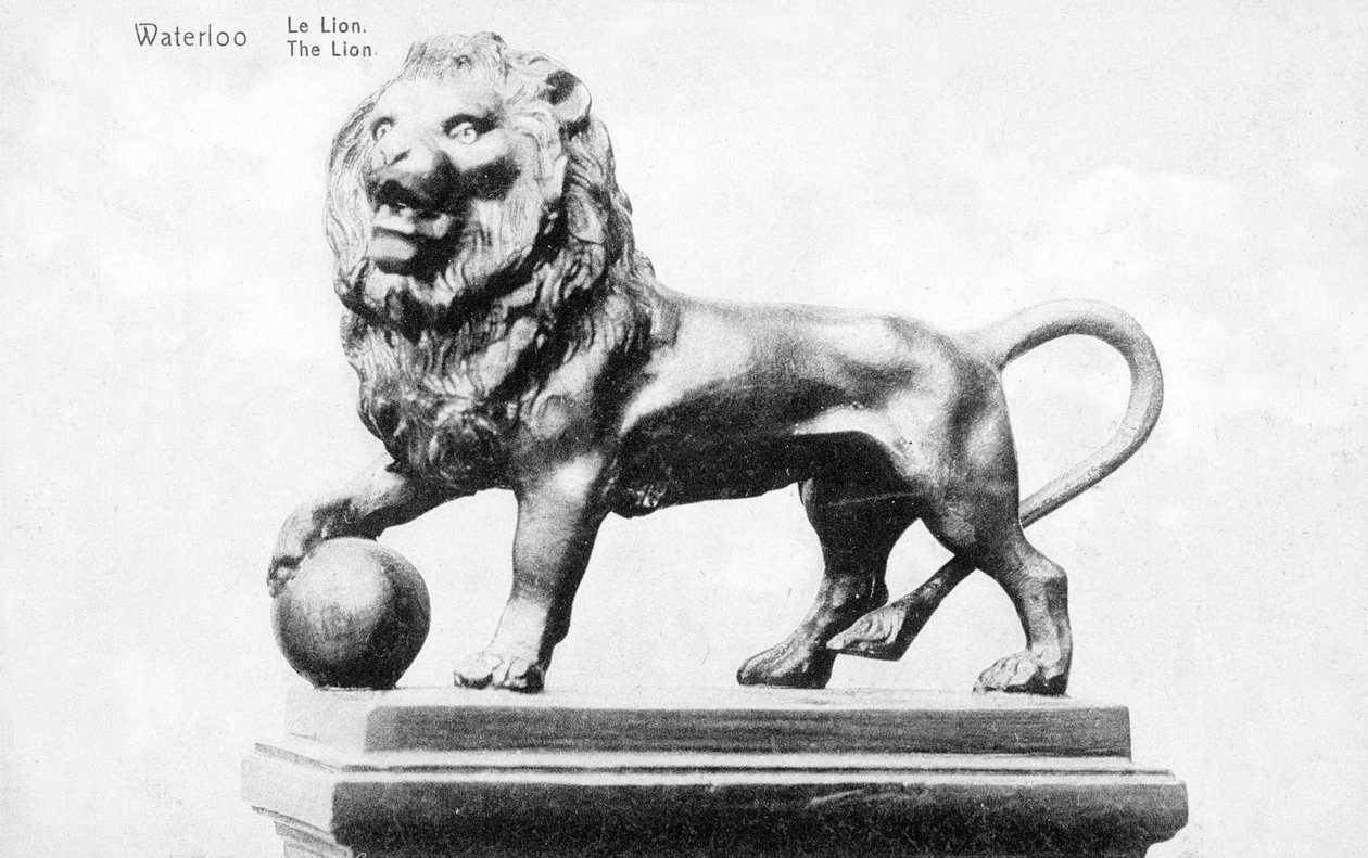 Het Nederlandse Monument voor de Slag bij Waterloo, met de leeuw op de top van de Butte du Lion (Leeuwenheuvel), herdenkingsansichtkaart, ca. 1912 (fotolitho) door Belgian Photographer