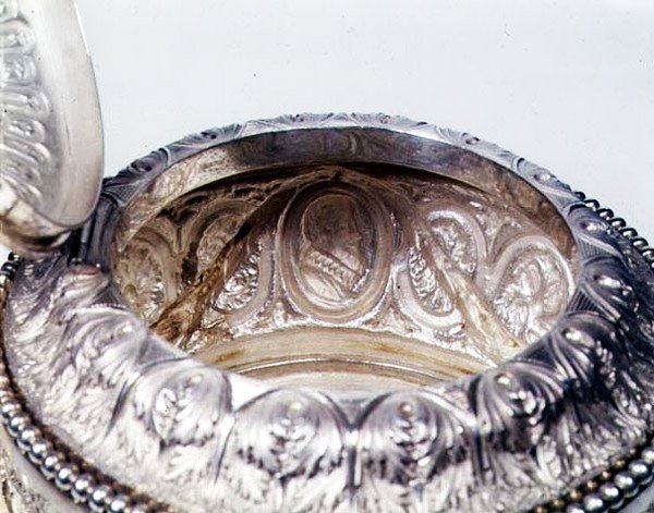 Voorbeeld van de achterkant van Repousse werk op een Belgische theepot, 1865 door Belgian School