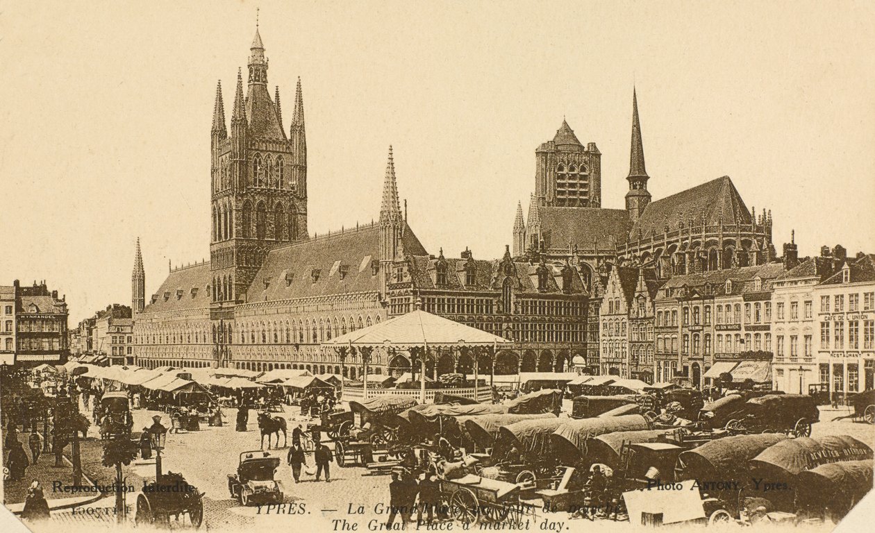 De Grote Markt op marktdag, Ieper, België door Belgian Photographer