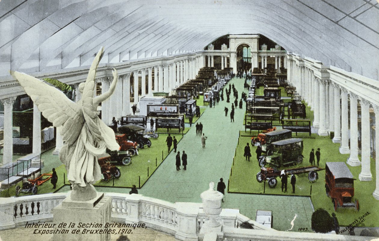 Ansichtkaart met motorvoertuigen in de Britse sectie van de Exposition Universelle in Brussel in 1910 door Belgian School