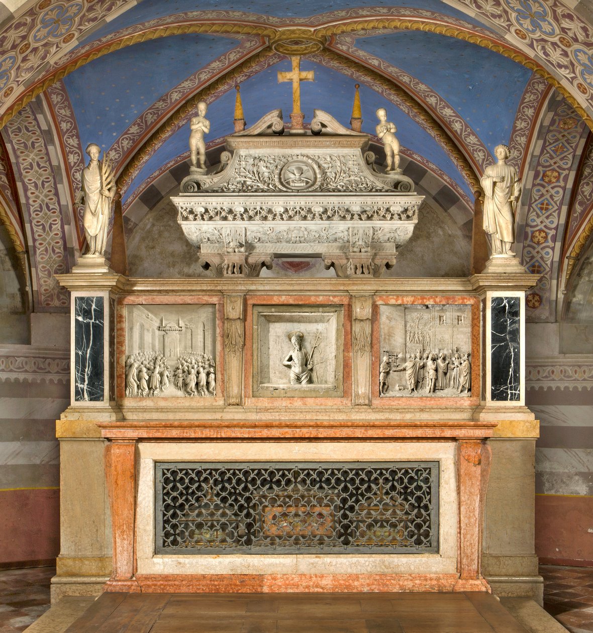 Crypte, Hoogaltaar met de Ark van de Heiligen Marcellino en Peter Exorcist, Uitgevoerd door Benedetto Briosco 1506-08, Hersteld door Matteo Galletti 1609 door Benedetto Briosco