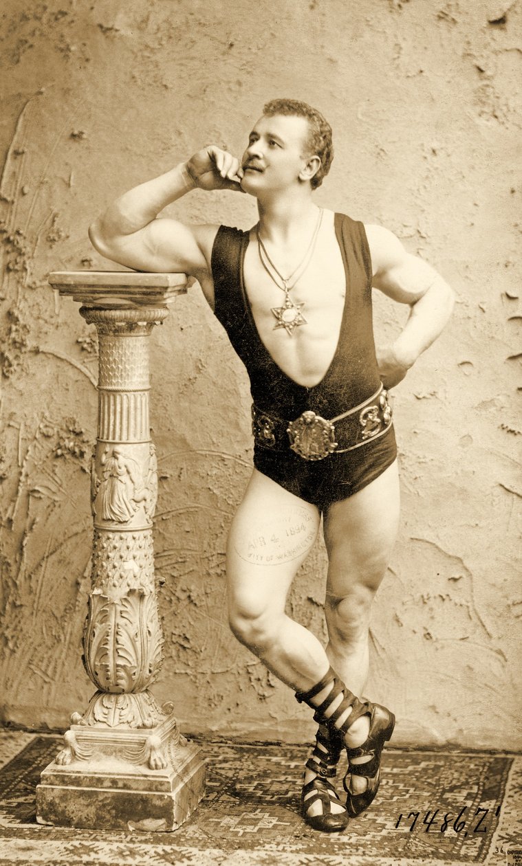 Eugen Sandow, in klassieke oud-Grieks-Romeinse pose, ca. 1894 door Benjamin J. Falk