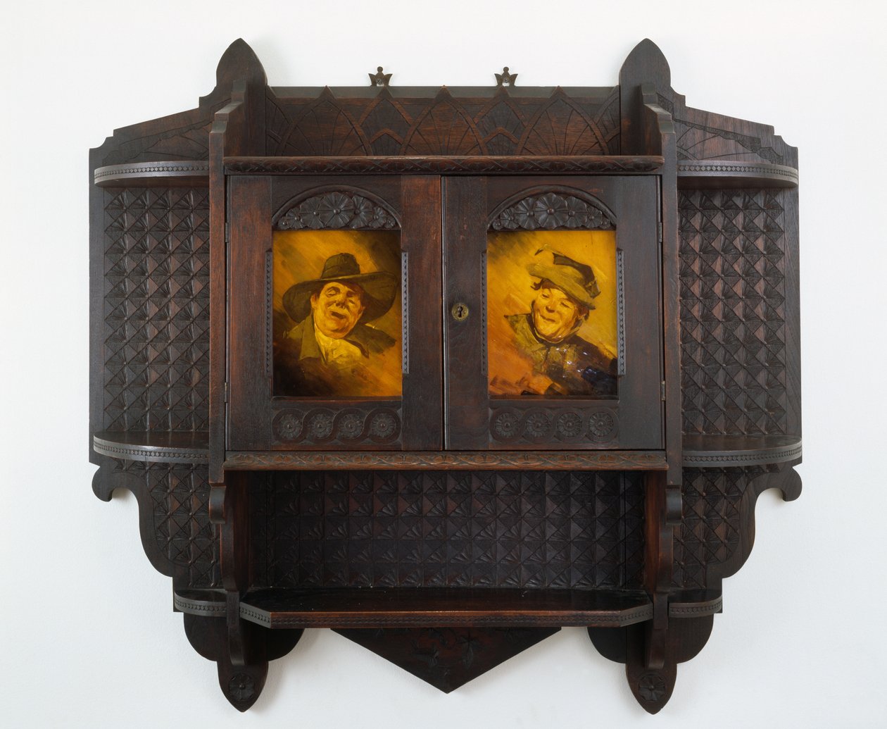 Hangende Wandkast met Keramische Plaques, houtsnijwerk toegeschreven aan Mary Madeline Nourse, plaques aan Artus van Briggle (1869-1904) 1887-99 door Benn attr.to Pitman