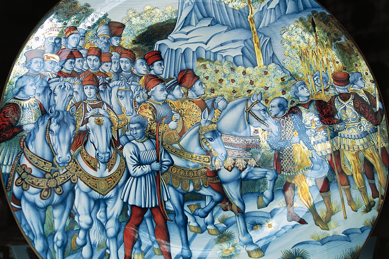 Majolica bord met Processie van de Wijzen, door Benozzo Gozzoli (circa 1420-1497), Gualdo Tadino handwerk, Umbrië, Italië door Benozzo di Lese di Sandro Gozzoli