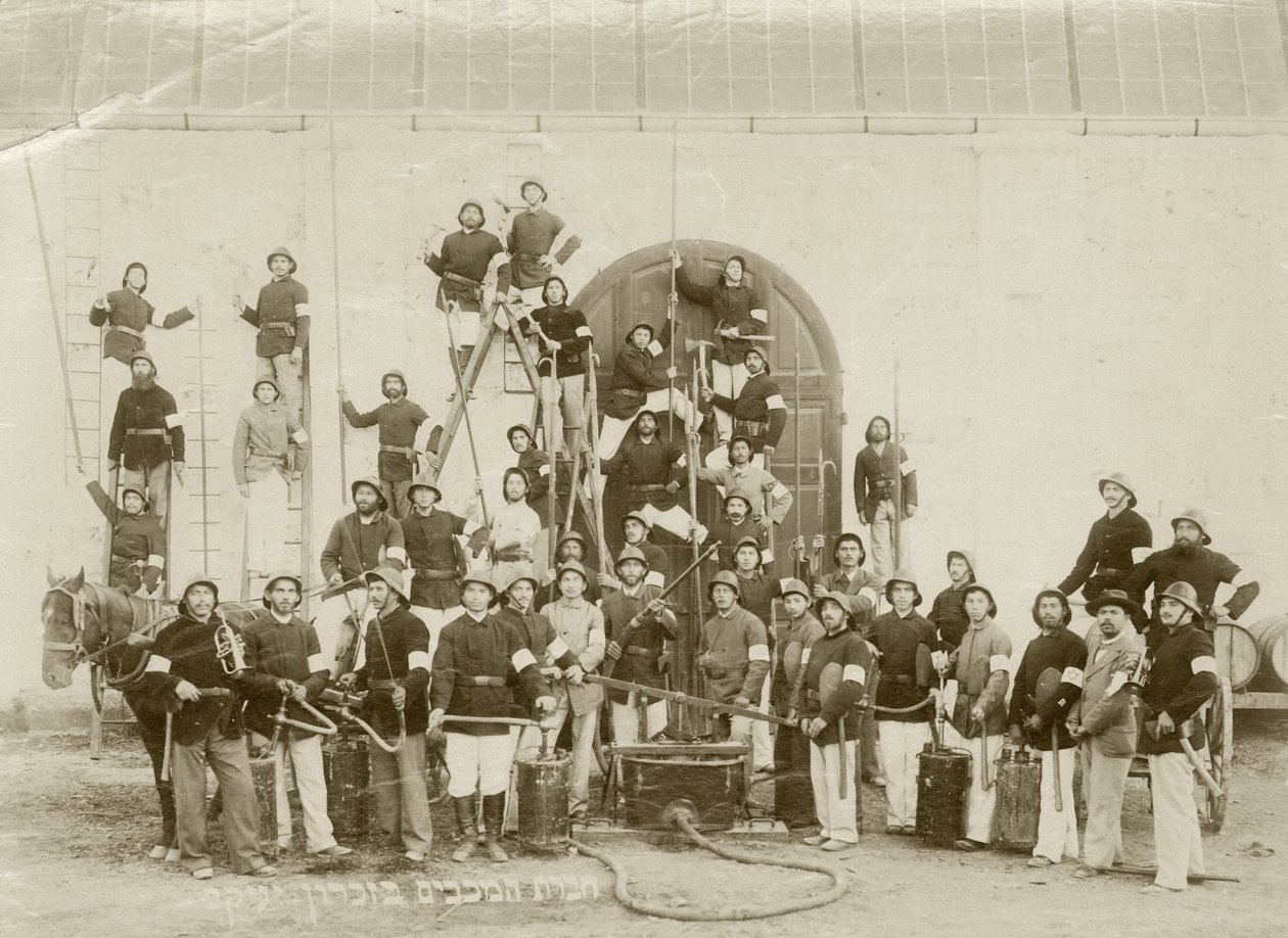Een groep brandweermannen gefotografeerd in Zichron Yaacov, ca. 1898-1900 door Bernard Edelstein