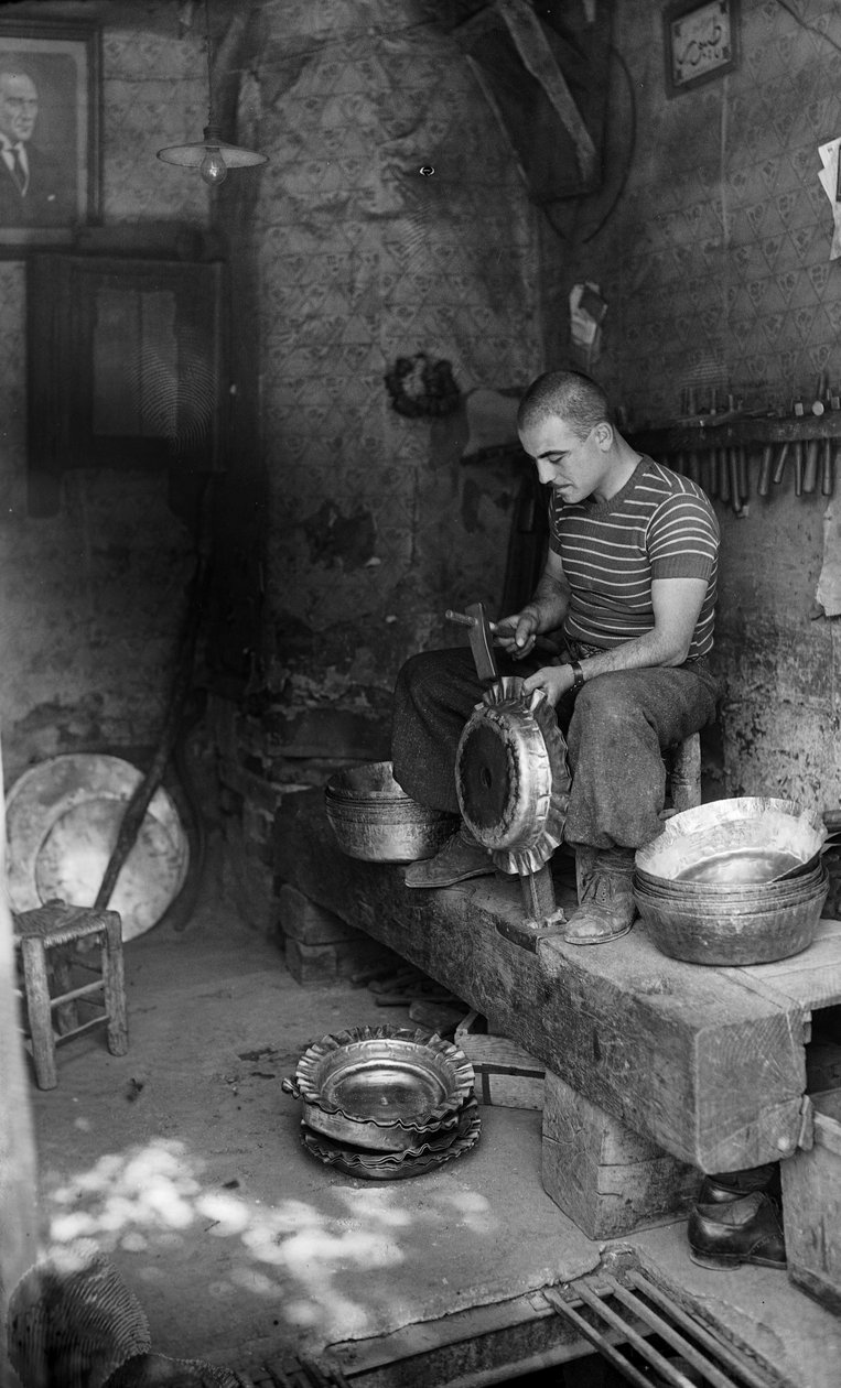 Italiaanse metaalbewerker hamert op een vormplaat om een verhoogd vat of pot te maken, Italië door Bernard F. Rogers