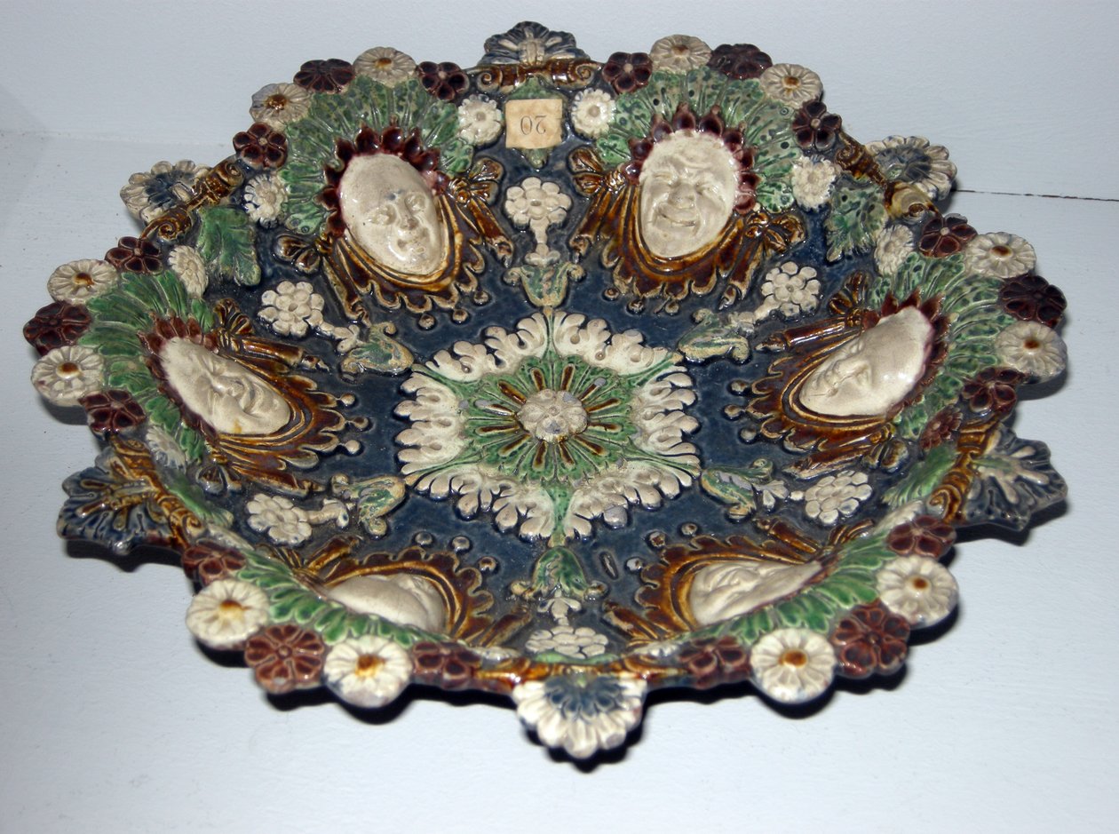 Schaal met groteske gezichten (faience) door Bernard Palissy
