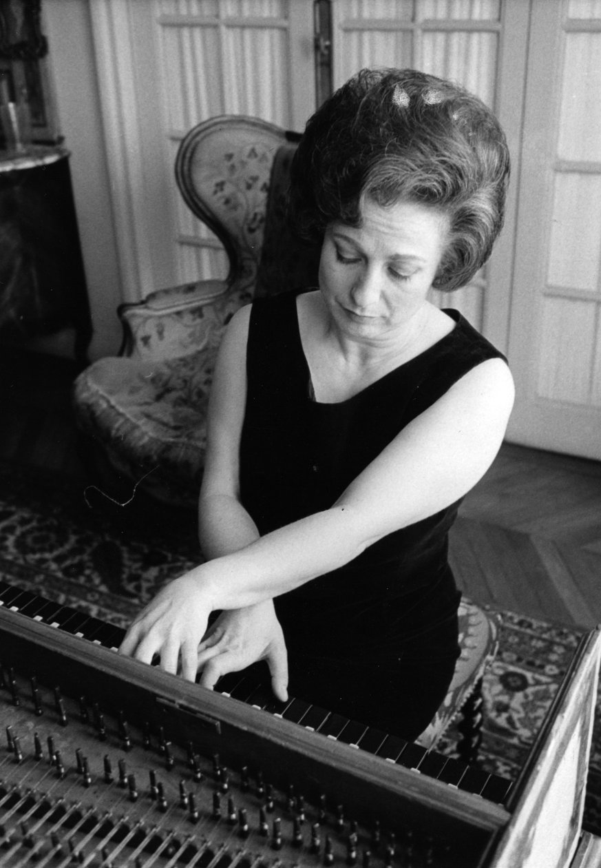 Huguette DREYFUS door Bernard Perrine