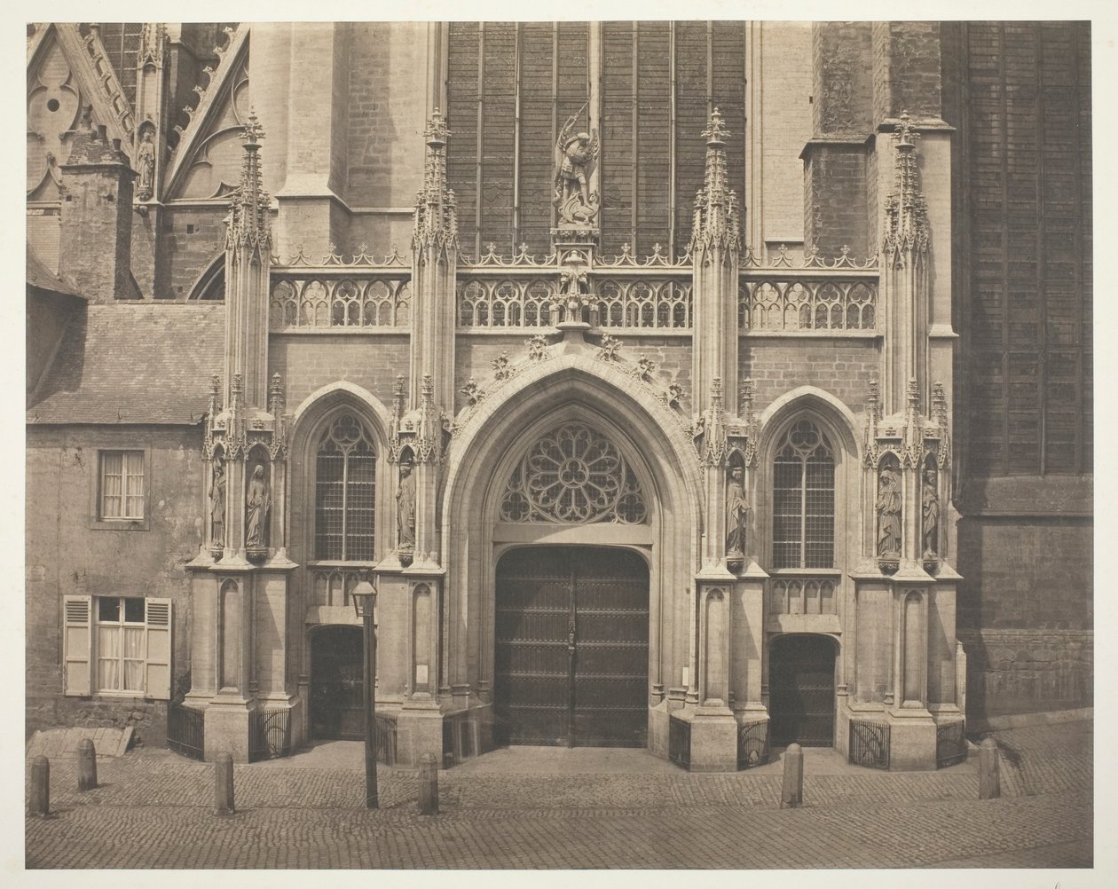 Zonder titel [Zuidgevel van het dwarsschip van de Sint-Michiels- en Sint-Goedelekathedraal in Brussel, België]. door Bisson Frères