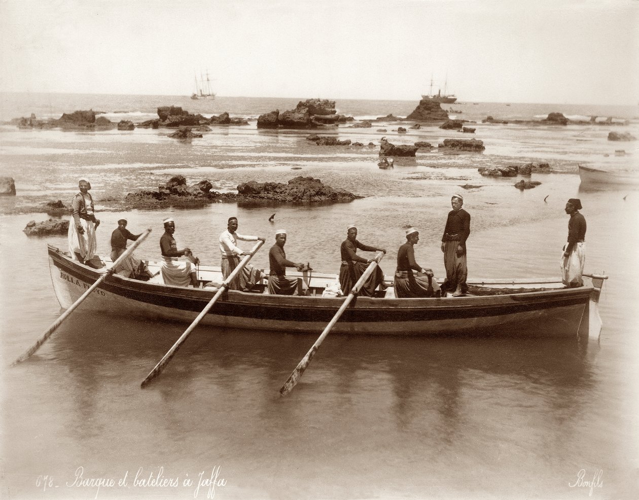Uitzicht op een boot en havenrotsen in Jaffa, c.1867-96 door Bonfils Studio